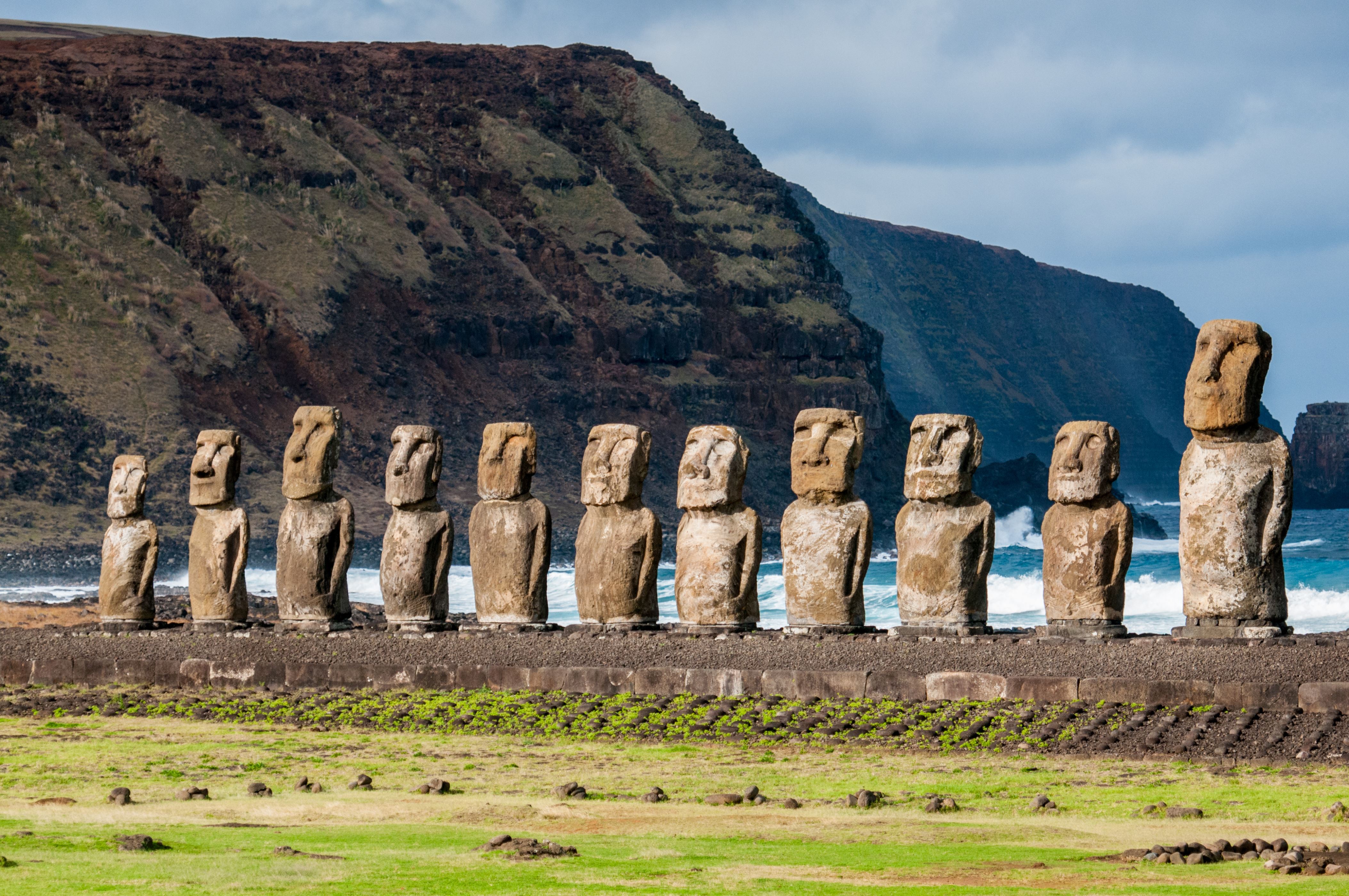 幻灯片 14 - 3: moai statues on easter island.