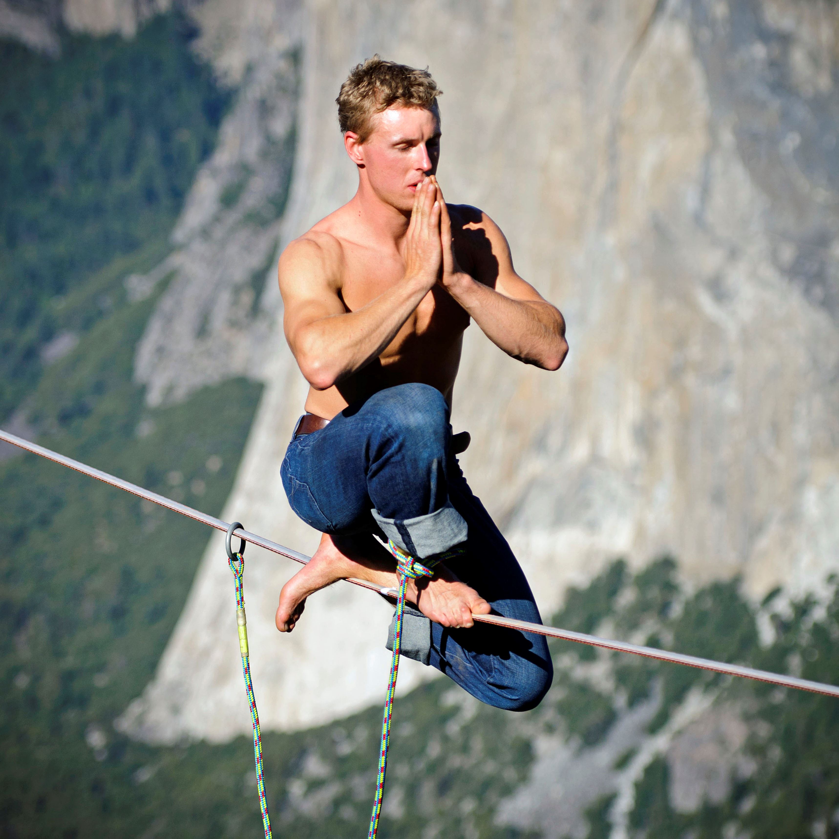 åç 18 /å± 25 å¼µ: ç¾åå å·å¡å¤«ç¹è§æ¯é»ï¼é¼ç·è¶äººMich Kemeter å¨ç´°ç¹©ä¸åç¥ç¦±çãåååºæ¿çä¸å¹ï¼é¼ç·è¶äººMich Kemeterå¨å±±å³°éè¡èµ°ï¼èä»çéè·¯åªæ¯ä¸éé¼ç·ï¼çæ¯æ§å½æ¸éçææ°ãå¨éæ¨£3000è±å°ºçé«åº¦èµ°é¼ç·ï¼è®äººç¡æ³ä¸å±ä½å¼å¸ã