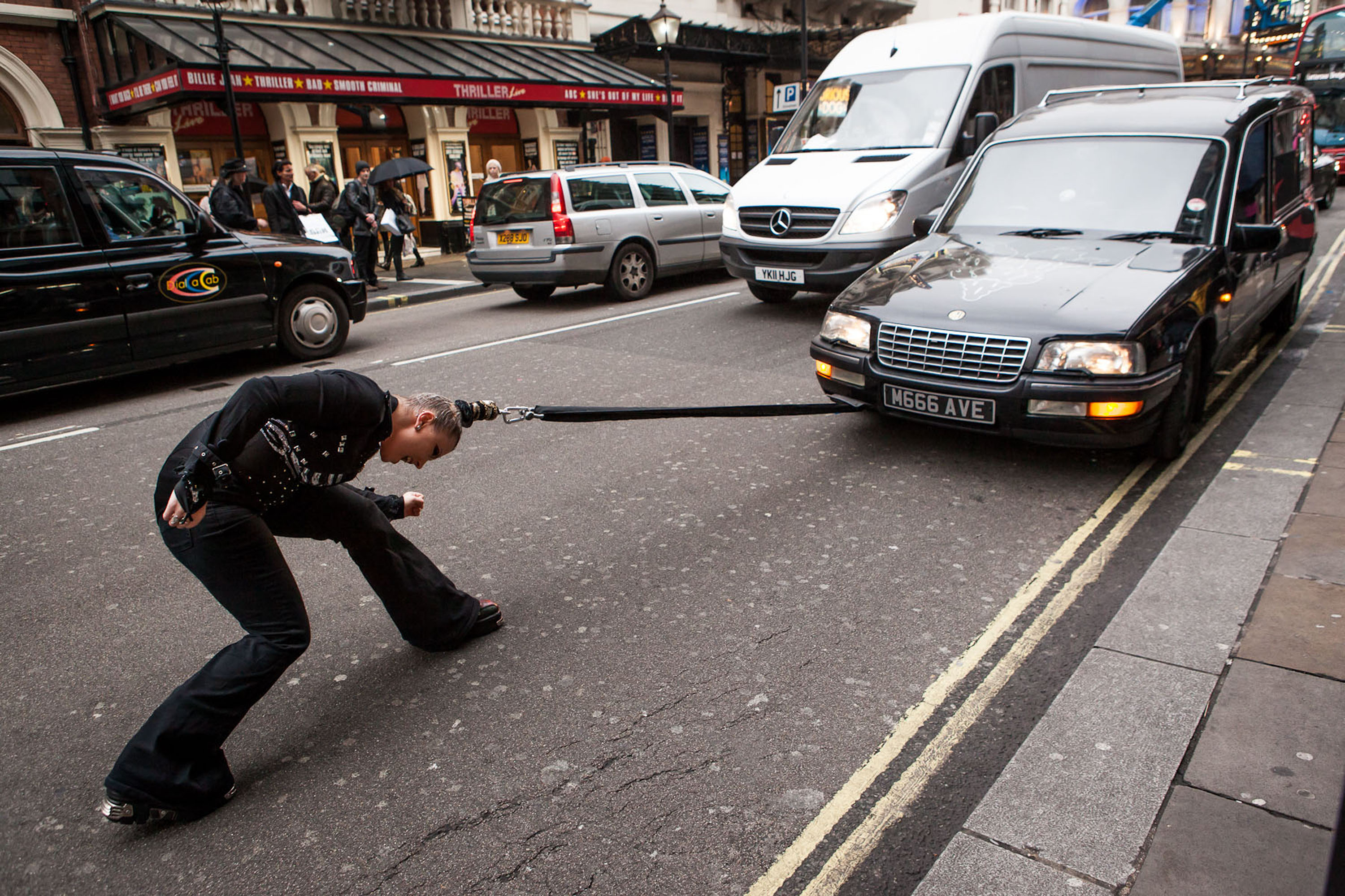 åç 14 /å± 25 å¼µ: ç¶å°æé2014å¹´5æ13æ¥å ±éï¼å¥³æ¼¢å­éå¹´é ­å·²ç¶ä¸åç½è¦ï¼ä½ä½ çå°éç¨é ­ç¼ä¾¿è½æåæ±½è»çå¥³æ¼¢å­åï¼ææå°±æ¯çæ¼¢å­ä¹ä¸æ¢è¼ææ¥åéé ææ°å§ãèåä¸­éä½èåãç´æ¯å¡è¥¿å©­åä¸ãå¥³å­ä¾¿æ¯ç¨èªå·±çé·ç¼ï¼æç ´äºæå2.5å¸éæ±½è»çç´éï¼ä¸åå¦æ­¤ï¼å¥¹ä¹è½è¼æå°é é ­ç¼æèªå·±æå¨å¤©è±æ¿ä¸ã