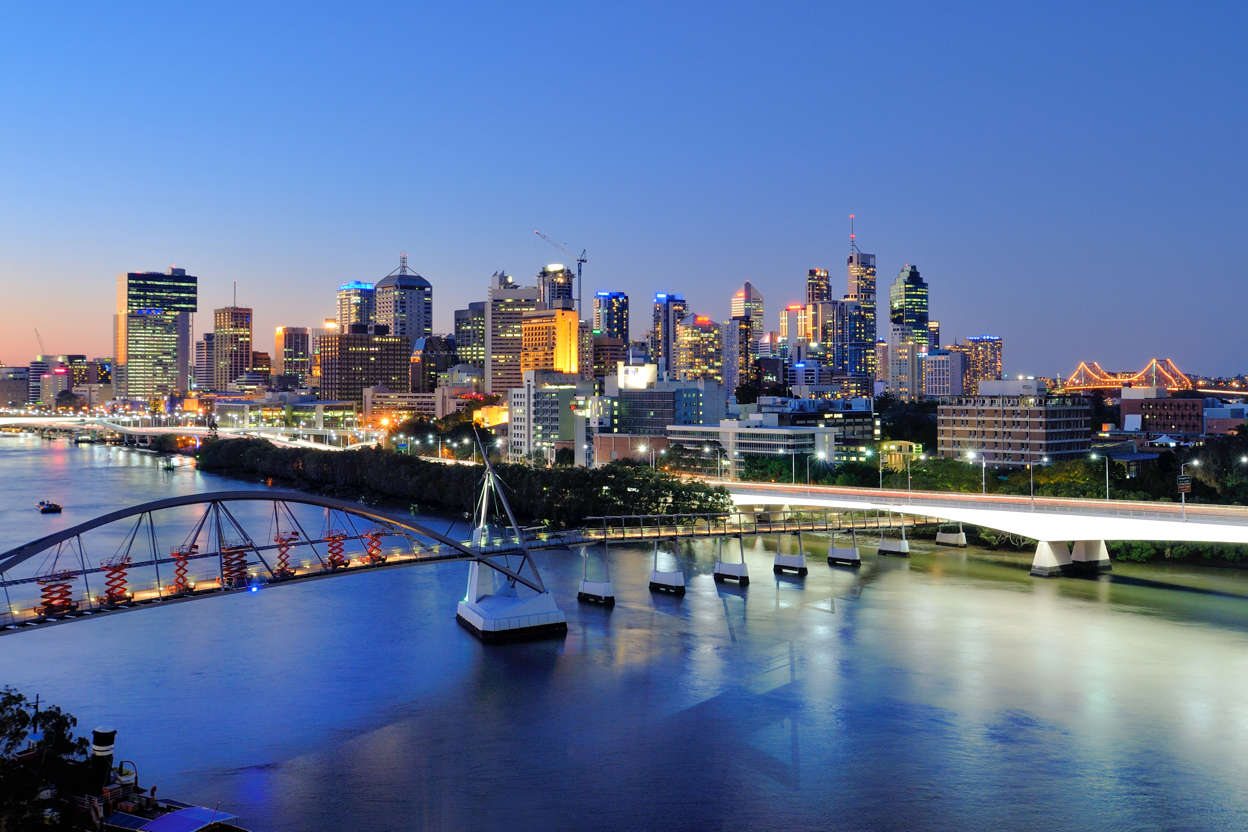 澳大利亚风景:布里斯班市的天际线 - MaytheeVoran/Getty Images 幻灯片 35 - 8: Cityscape of Brisbane CBD at dusk and Brisbane river in front