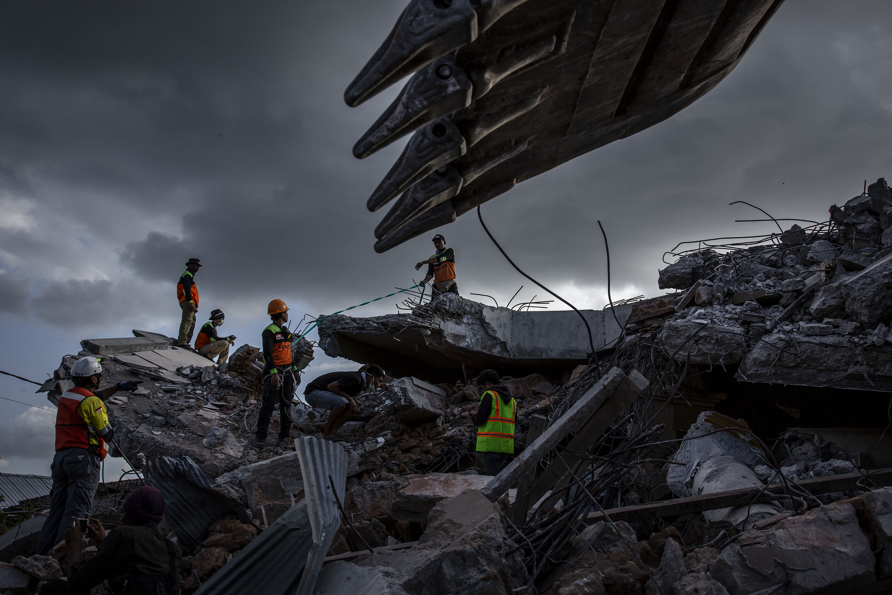 Slide 19 de 33: LOMBOK, INDONESIA - AUGUST 07: An Indonesian search and rescue team looking for victims at a collapsed mosque following an earthquake in Tanjung on August 7, 2018 in Lombok Island, Indonesia. Nearly 100 people have been confirmed dead after a 6.9-magnitude earthquake hit the Indonesian island, Lombok, and neighbouring Bali which left at least 20,000 people homeless. Based on reports, officials believe that the death toll may rise with aftershocks expected to rattle the area and aid agencies say their priority is to now provide shelter for displaced people. (Photo by Ulet Ifansasti/Getty Images)