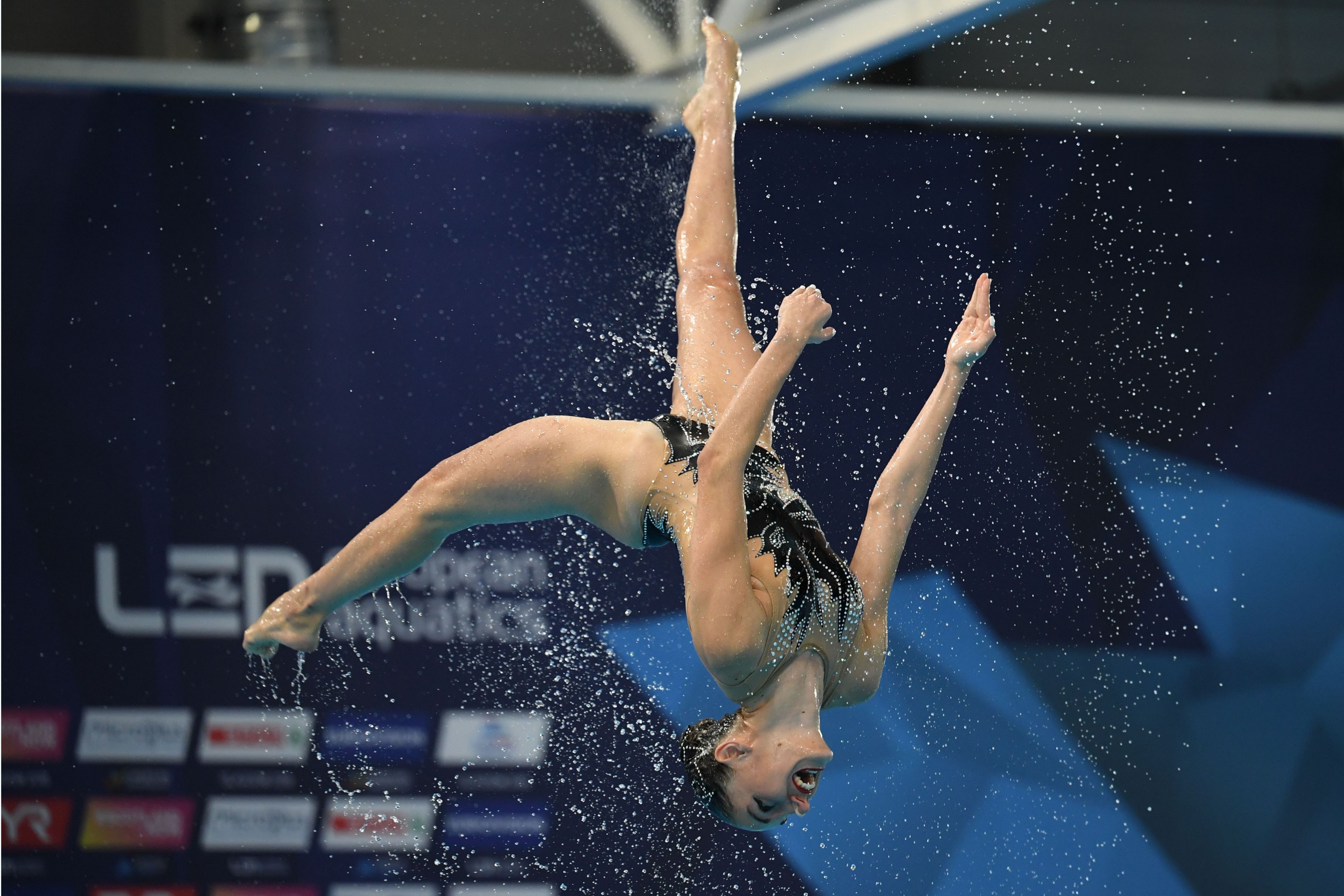 Slide 17 de 33: TOPSHOT - A competitor from Team Greece competes in the team technical routine final at the Scotstoun Sports Campus during the 2018 European Championships in Glasgow on August 6 2018. (Photo by FRANCOIS XAVIER MARIT / AFP)        (Photo credit should read FRANCOIS XAVIER MARIT/AFP/Getty Images)