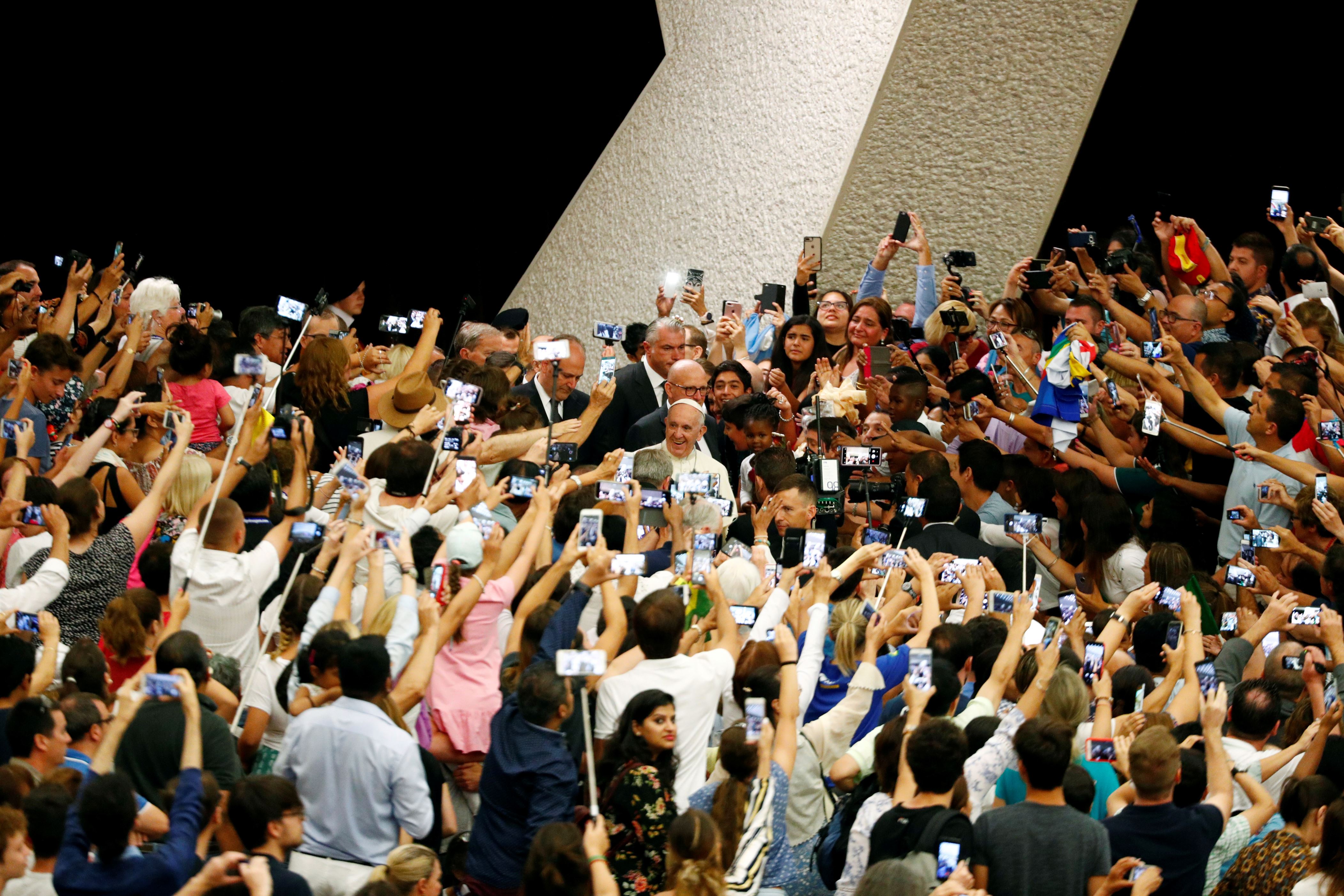 Slide 33 de 33: People take photos of Pope Francis as he arrives to lead the general audience at the Paul VI Hall in Vatican, August 8, 2018. REUTERS/Max Rossi