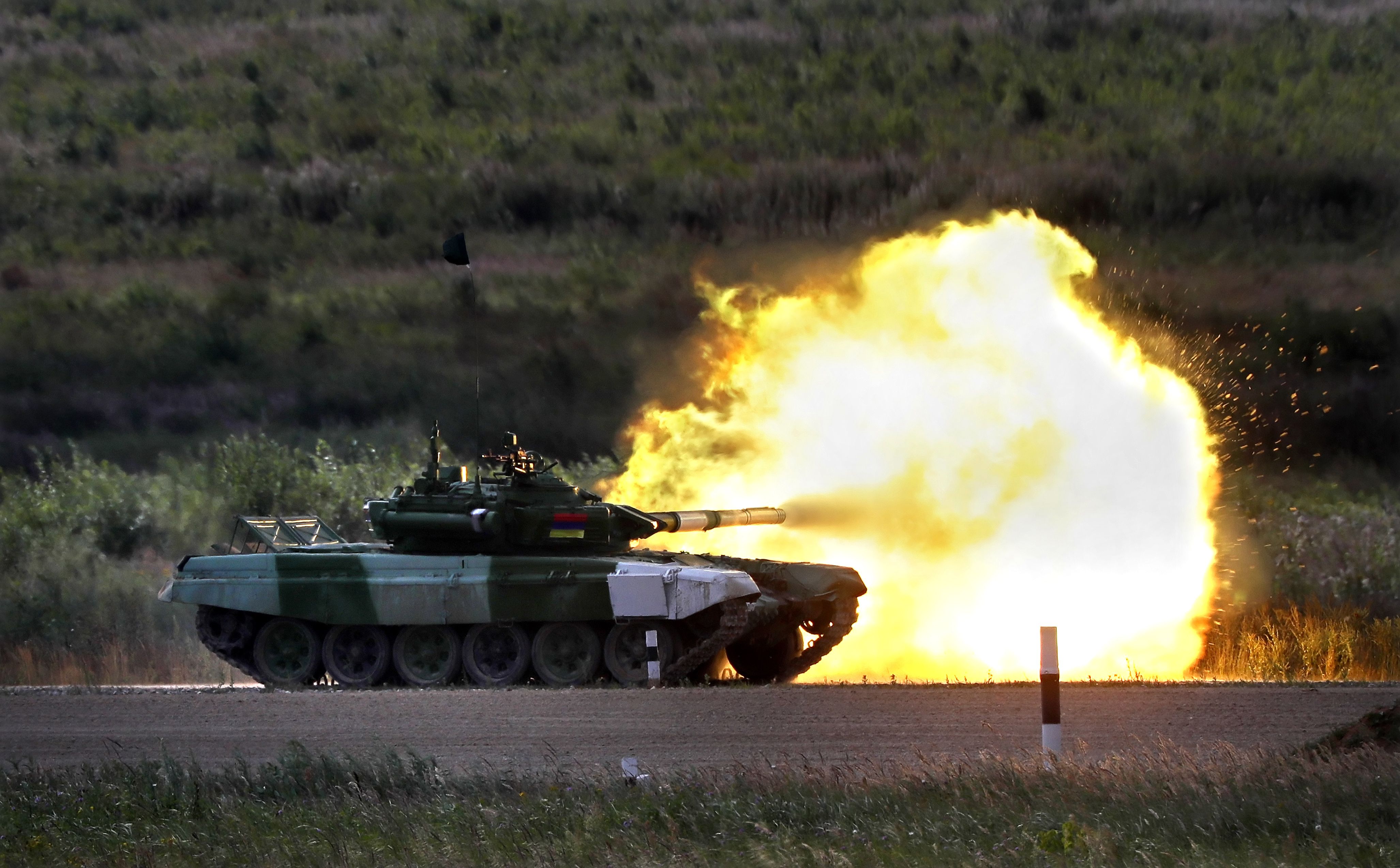 Slide 9 de 33: Soldiers from Armenia on a T-72 B3 tank take part in the Tank biathlon competition as a part of Army Games 2018 in Alabino, Moscow region, Russia, 08 August 2018. The International Army Games 2018 are held from 29 July to 12 August in the territory of five countries. The programme of the Games consists of 13 contests.