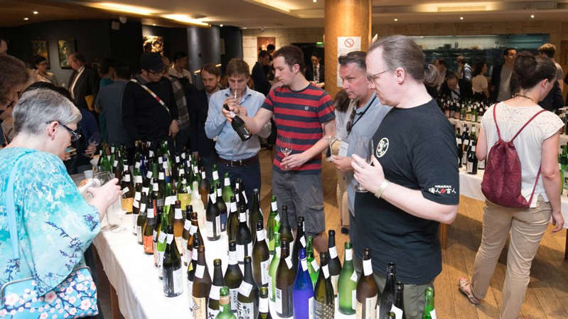 フランス人の間で日本酒の注目が高まっている。写真は「Kura Master」主催の有料試飲会（写真：Kura Master）