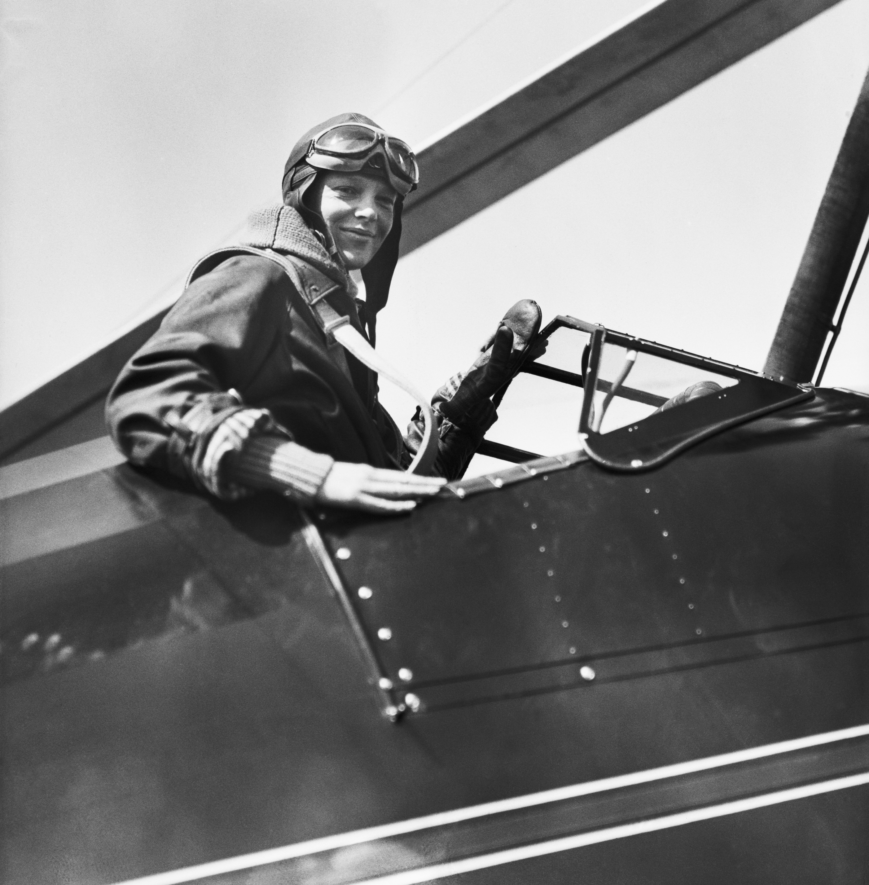 Slide 13 de 16: (Original Caption) 4/8/1931-Philadelphia, Pennsylvania-Amelia Earhart in the cockpit of her autogiro after setting a new altitude record for women in planes of this type. She failed, however, to break Elinor Smith's record of 27,418 feet in a non-windmill type plane.