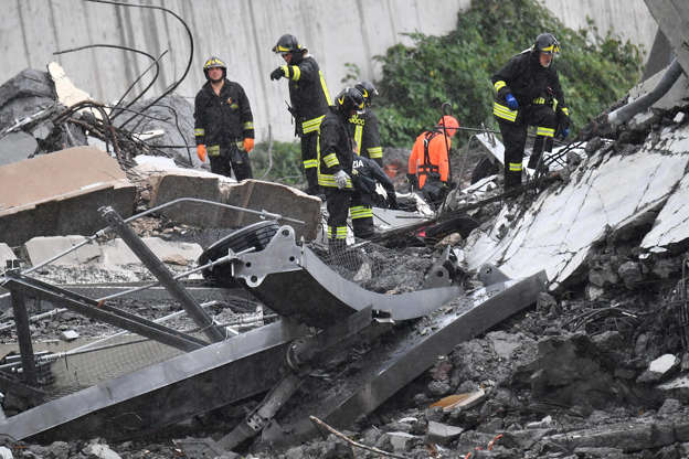 Slide 2 de 20: Rescuers work in the rubble after a highway bridge collapsed in Genoa, Italy, August 14, 2018.