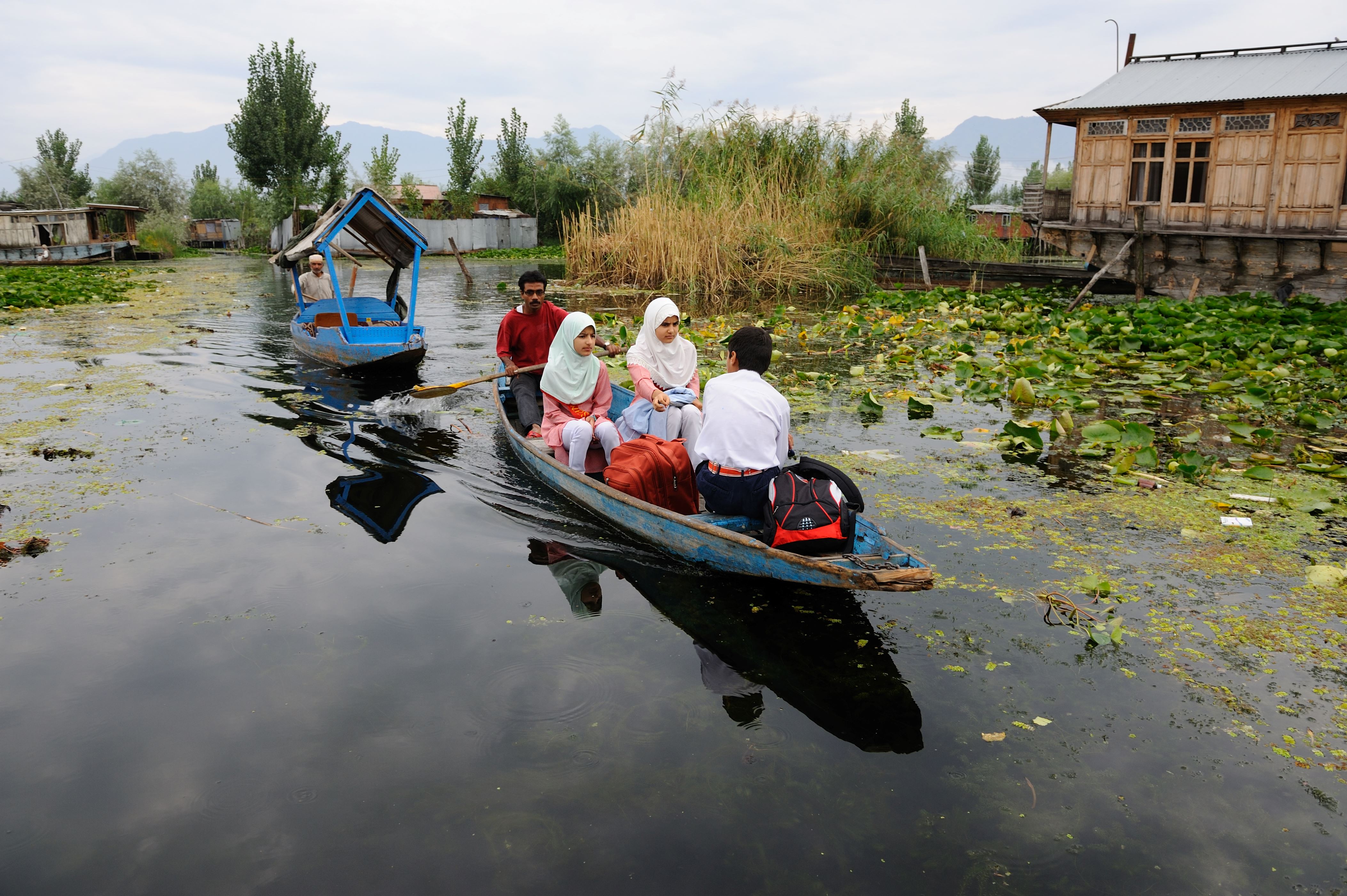 Kashmiris launch campaign to clean Dal Lake