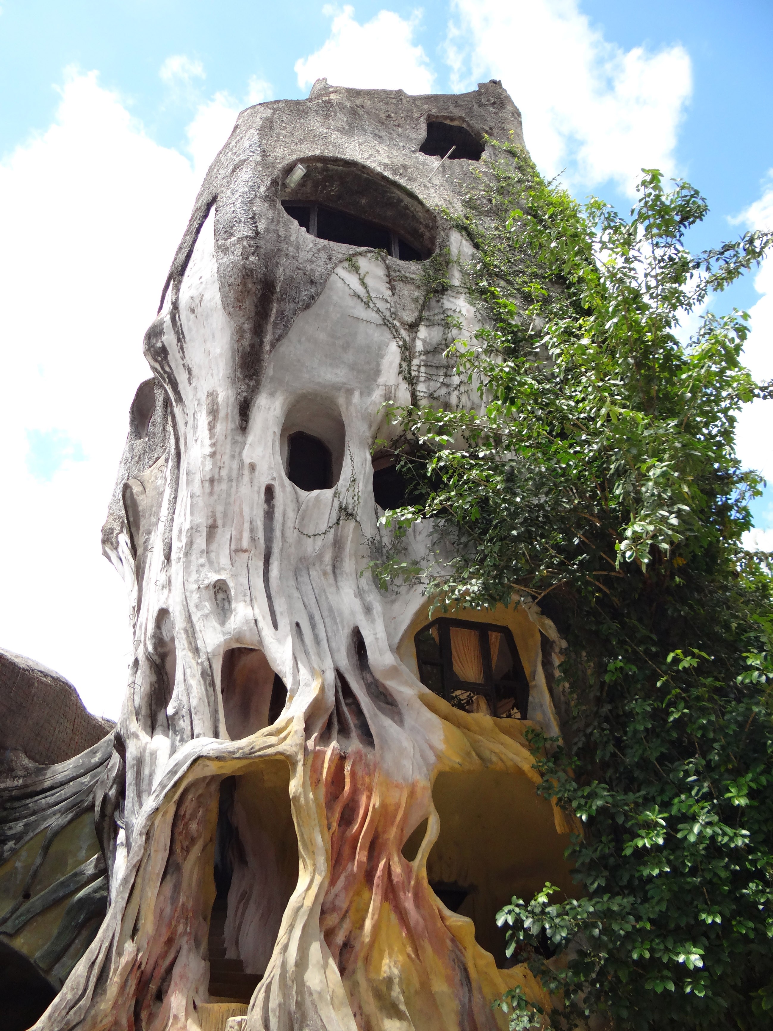 åç 14 /å± 22 å¼µ: è¶åå¤§å»ï¼å»ºé æ¼1990å¹´çççæé¤¨æ¯ä¸åè½è§é½åæ»¿äºé©ååæªç°åç´ ãç±73æ­²çå»ºç¯å¸«Dang Viet Ngaå»ºé ï¼ä»è¡¨ç¤ºèªå·±éç¶æ¥åçæ¯å³çµ±å»ºç¯å­¸æè²ï¼ä½ä¸ç´æ³è¦æè«æç¸ï¼åµé ä¸ä¸æ¨£çå»ºç¯ã