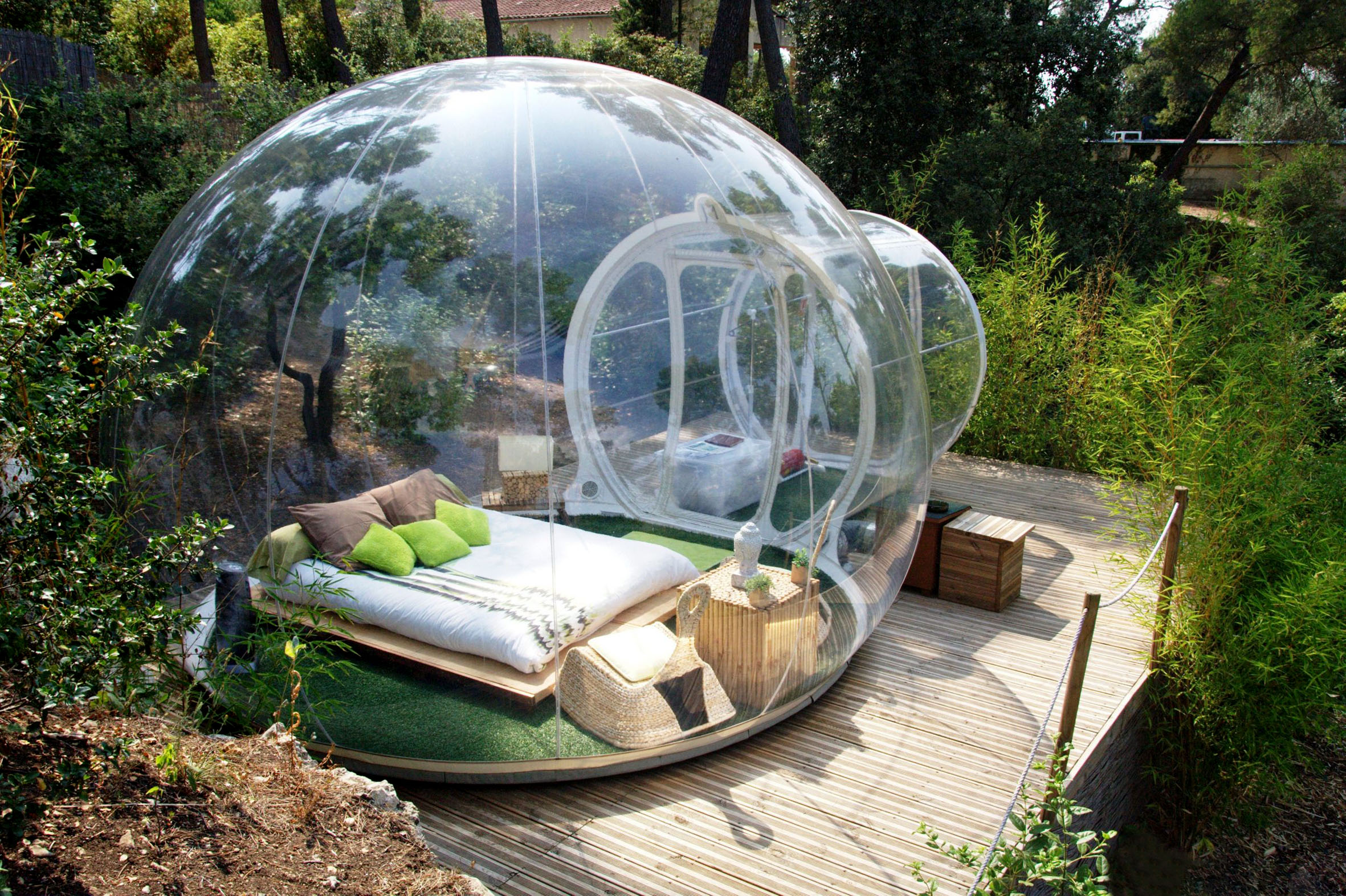 åç 2 /å± 22 å¼µ: æ³åï¼åºéæéï¼å¿å®è¦èæ®ä½å¨åªè£ï¼æç´é£¯åºï¼éæ¯ç¶æ¿åæé¤¨ï¼åæ­¡é²ççäººæèªå¸¶å¸³ç¯·ï¼åå¤§èªç¶ä¾åé¶è·é¢æ¥è§¸ãä¹è¨±å¾å¿«ï¼äººååæå¤ä¸åé¸æï¼éå°±æ¯ï¼åæ°£æ°£æ³¡æé¤¨ã ç±è¨­è¨å¸«Pierre-Stéhane Dumasè¨­è¨ï¼å¯ä»¥æ´å¥½å¾èå¤§èªç¶ç¶ æ£®æçæ´»ï¼ä¹è½è®ç¹å¿æ¼å·¥ä½çäººæ´è¦ªè¿å±±ä¸­ï¼æç¼å¹³æ¥ç·å¼µçå£åï¼ç¶ä½ èººå¨åºä¸å°±å½·ä½è¢«èªç¶æ¯è²ååï¼æ³¡æ³¡æé¤¨æ¸¬éç´å¾çº13è±å°ºï¼å¶ä¸­å¤§å¤æ¸æ¯å®å¨éæçï¼éä¸æ¦å¿µæ¯ç±æ³åè¨­è¨å¸«åµå»ºçä¸åç°¡å®çç®æ¨ï¼åµå»ºçæåå¥½çç©ºéãä¸æ¦æ³¡æ²«è¢«æè¿­èµ·ä¾ï¼èªç¶ä¿æå®æ´ãæ°£æ³¡é«3ç±³ï¼å¯¬4ç±³ãé¤äºåéæçåå½¢æ¿éï¼éæä¸åå°å°çèµ°å»ãæ¿éè£æ²æè¡çéåå¶ä»æ®éå»ºç¯è£é½éåçè¨­æ½ãæ°£æ³¡çå½¢çé ç©ºæ°£çä¸æ·æµåä¾ä¿æã æ°£æ³¡æé¤¨èæ¿èªªï¼ãæåçç®çå°±æ¯è®äººèå¥å¤§èªç¶ãå¯¦éä¸éæ¯ä¸å¡ä¿çå°ï¼å¨éè£ä½ å¯ä»¥ä¸åä»»ä½äººææªï¼å®å¨æ²æµ¸å¨èªå·±çææ³ä¸­ï¼æèåæè¦ªå¯çäººä¸èµ·äº«åéè£çå¯§éãã