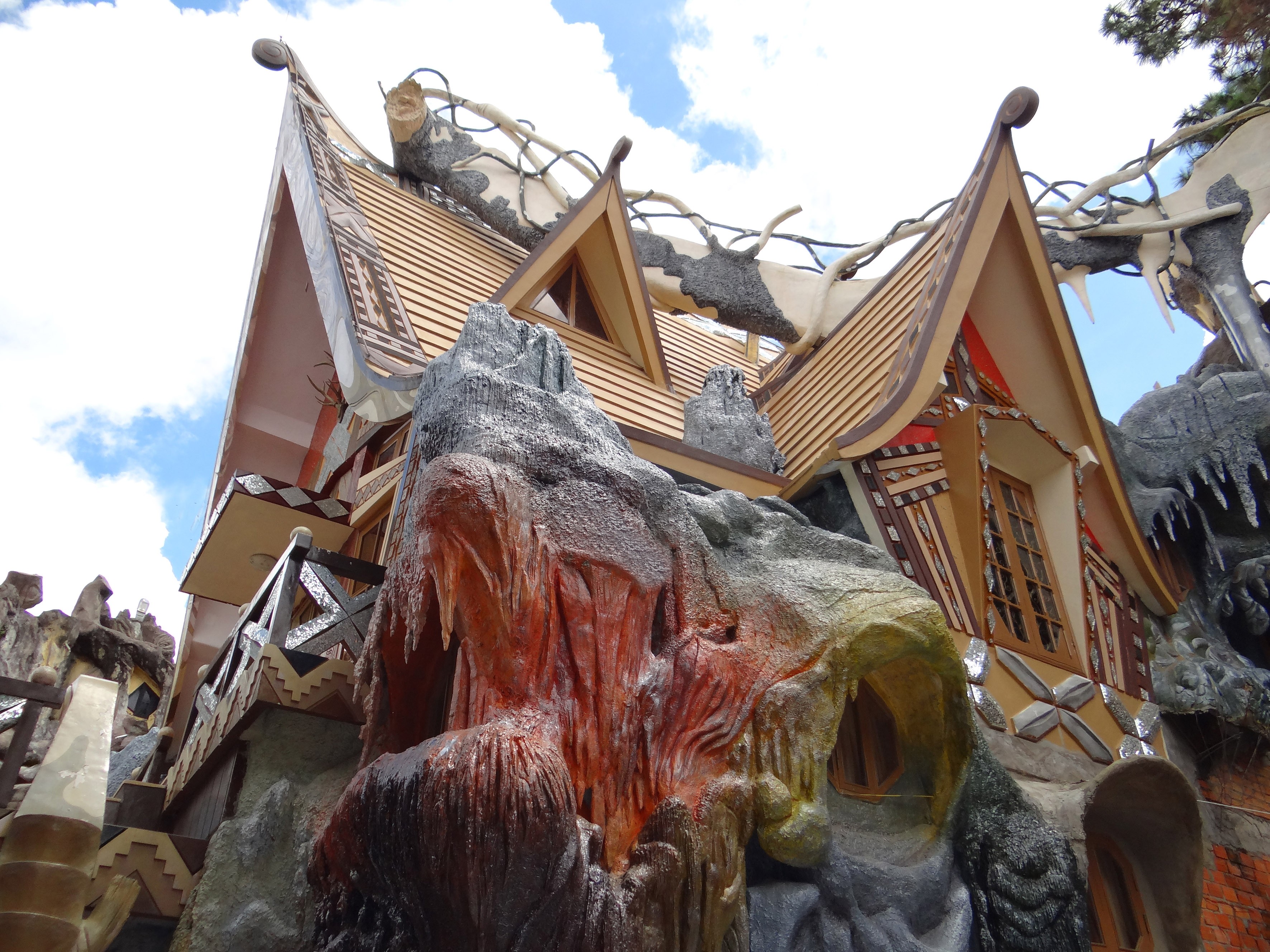 åç 13 /å± 22 å¼µ: è¶åå¤§å»ï¼å»ºé æ¼1990å¹´çççæé¤¨æ¯ä¸åè½è§é½åæ»¿äºé©ååæªç°åç´ ãç±73æ­²çå»ºç¯å¸«Dang Viet Ngaå»ºé ï¼ä»è¡¨ç¤ºèªå·±éç¶æ¥åçæ¯å³çµ±å»ºç¯å­¸æè²ï¼ä½ä¸ç´æ³è¦æè«æç¸ï¼åµé ä¸ä¸æ¨£çå»ºç¯ã