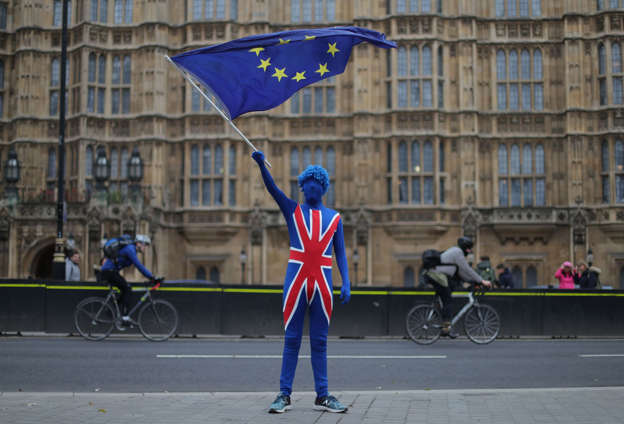 TOPSHOT - A anti-Brexit demonstrator dressed in a Union Flag suit and waving an EU flag stands on the road outside the Houses of Parliament in central London on March 29, 2018.
The one-year countdown to Britain's exit from the European Union began on March 29, 2018 with Prime Minister Theresa May touring the UK shore up support for the government's Brexit strategy. / AFP PHOTO / Daniel LEAL-OLIVAS        (Photo credit should read DANIEL LEAL-OLIVAS/AFP/Getty Images)