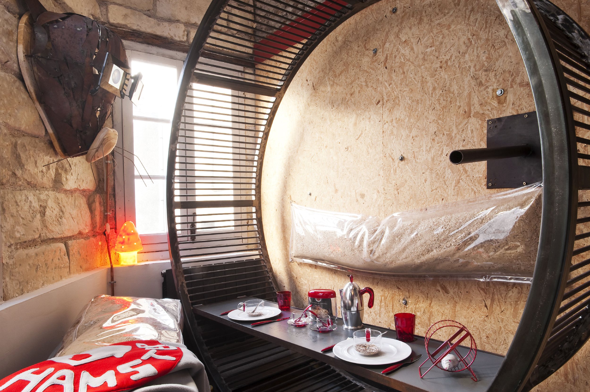 åç 3 /å± 22 å¼µ: åé¼ æ¯å¾å¤äººåæçå¯µç©ä¹ä¸ï¼ç ååæ­¡å¨åé£½åè¶³å¾å°åå½¢è¼ªç¤è£è·ä¸ä¸æåãæ³é«é©ä¸ä¸åé¼ ççæ´»åï¼é£å°±å»æ³ååç¹çä¸å®¶éåºæ¨åºçåé¼ å°å±ãå¡æ¯å°è©²éåºå¥ä½çäººï¼é½ææ©æåè©¦ç¶åé¼ çæè¦ºï¼ææ®æåé¼ æ¨£å­ï¼ååé¼ ææåçç©ç©ï¼ç¡åé¼ ææç¡çå¹¹èå ï¼ç©åé¼ ææç©çè¸©è¼ªå­éæ²ãæ­¤åé¼ å°å±æ¯ç±éåºèæ¿å¼é·å¾·è£åâ§æ³°ä¼¯è£åéå®â§ä½å¥ç¾å±åæ§æ³ä¸¦è¨­è¨çã