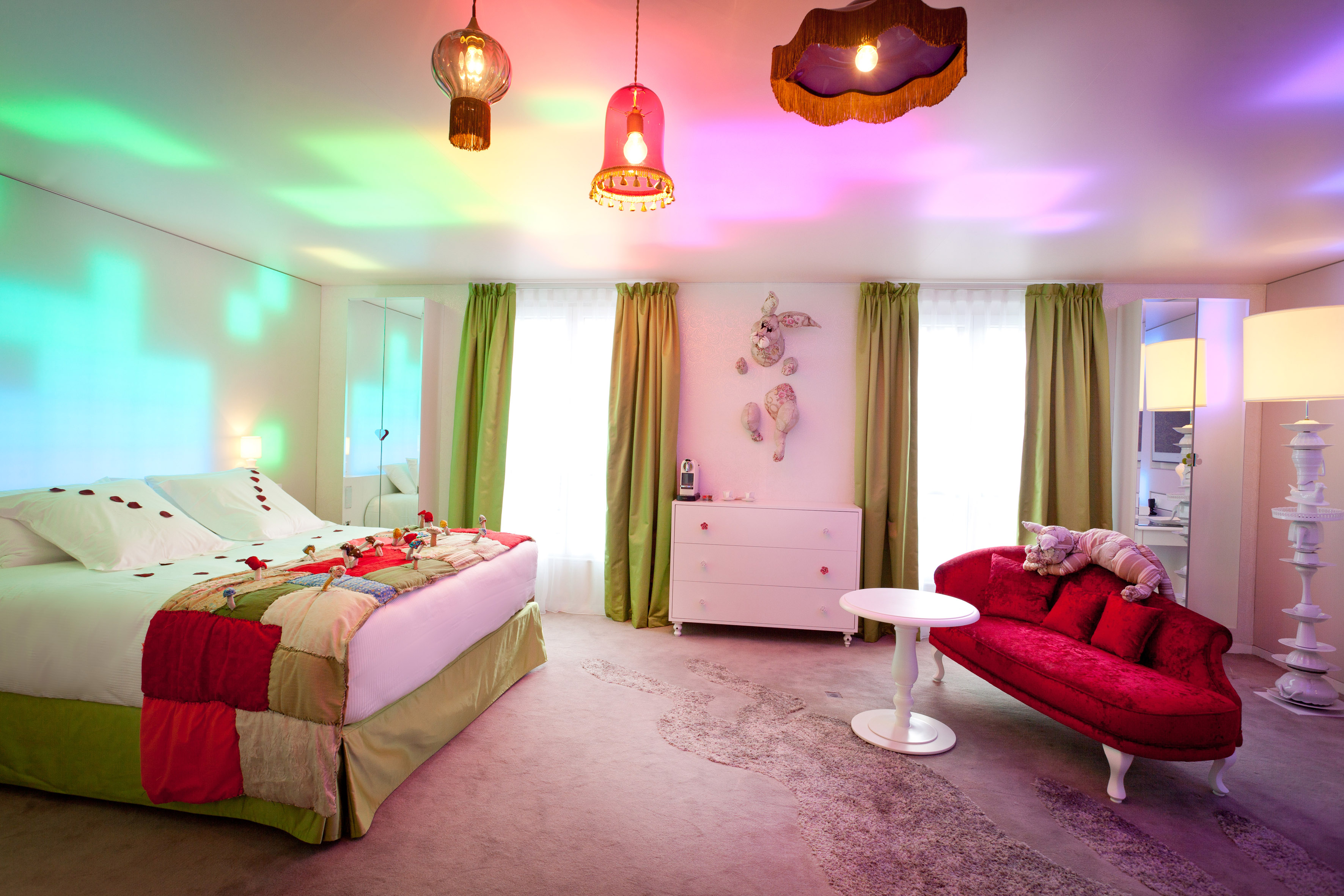 åç 12 /å± 22 å¼µ: å¨å·´é»çæéåæ¥­åè£ï¼æéæ¨£ä¸å®¶æ¥µå·ç¹è²çéåºå¸å¼èåæ¹è³å®¢æååä¾ãå®ä¹æä»¥èç¾ä¸åï¼æ¯å çºå¶ä¸­çéåºå¥æ¿åä»¥èåçå½±è¦ä½åçºè¨­è¨ä¸»é¡ï¼å¸¶ä½ èµ°é²ä¸åå¦å¤¢å¦å¹»çé»å½±ä¸çï¼ä»¿ä½èº«è¨å¶å¢ã å¨ä¸åçå¥æ¿å§ï¼ä½ å¯ä»¥æ³è±¡èªå·±æ¯007æèèº«èä»å¢çæéºçµ²ã