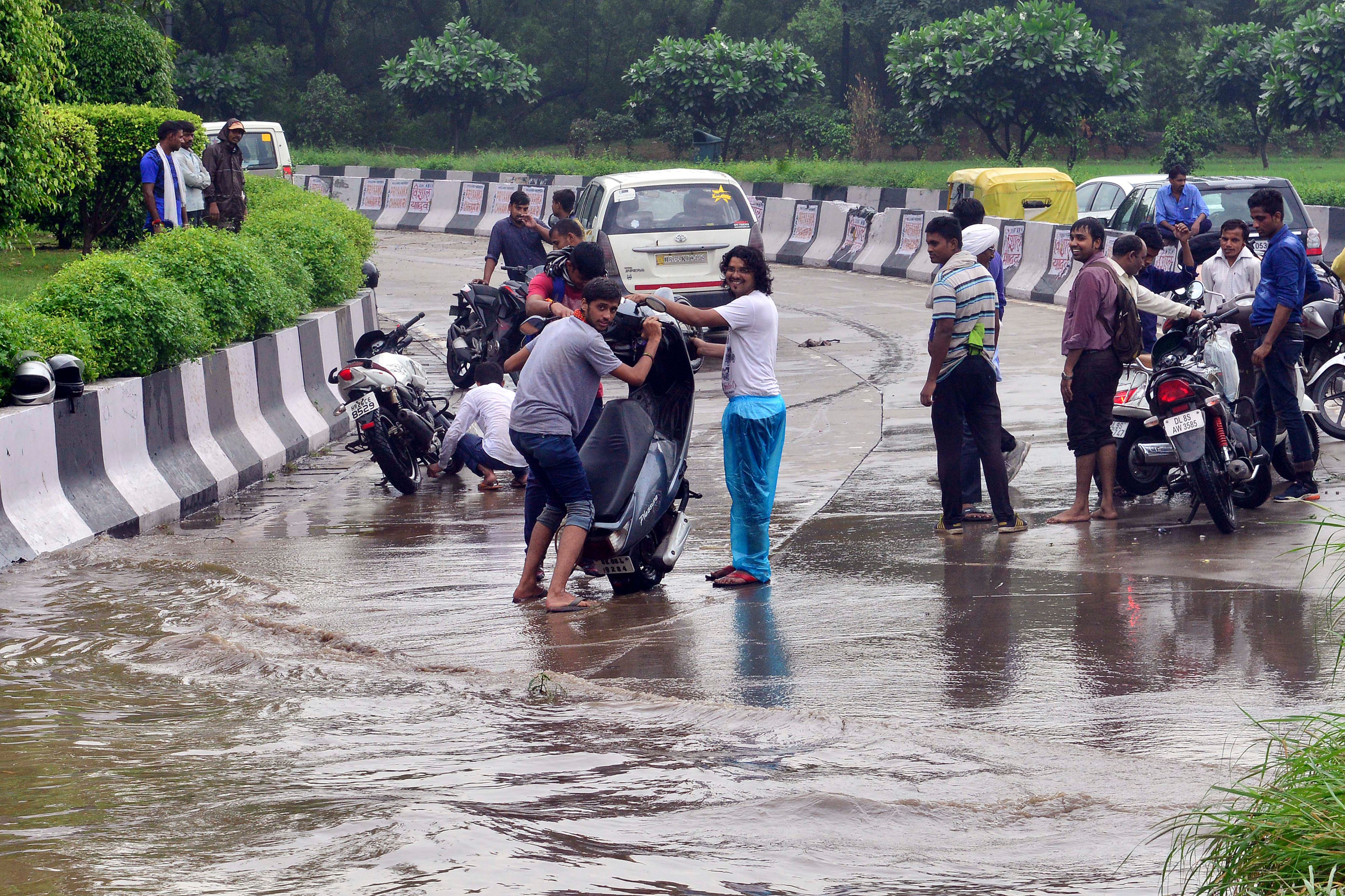 As heavy rain pounds Delhi, waterlogging hits traffic