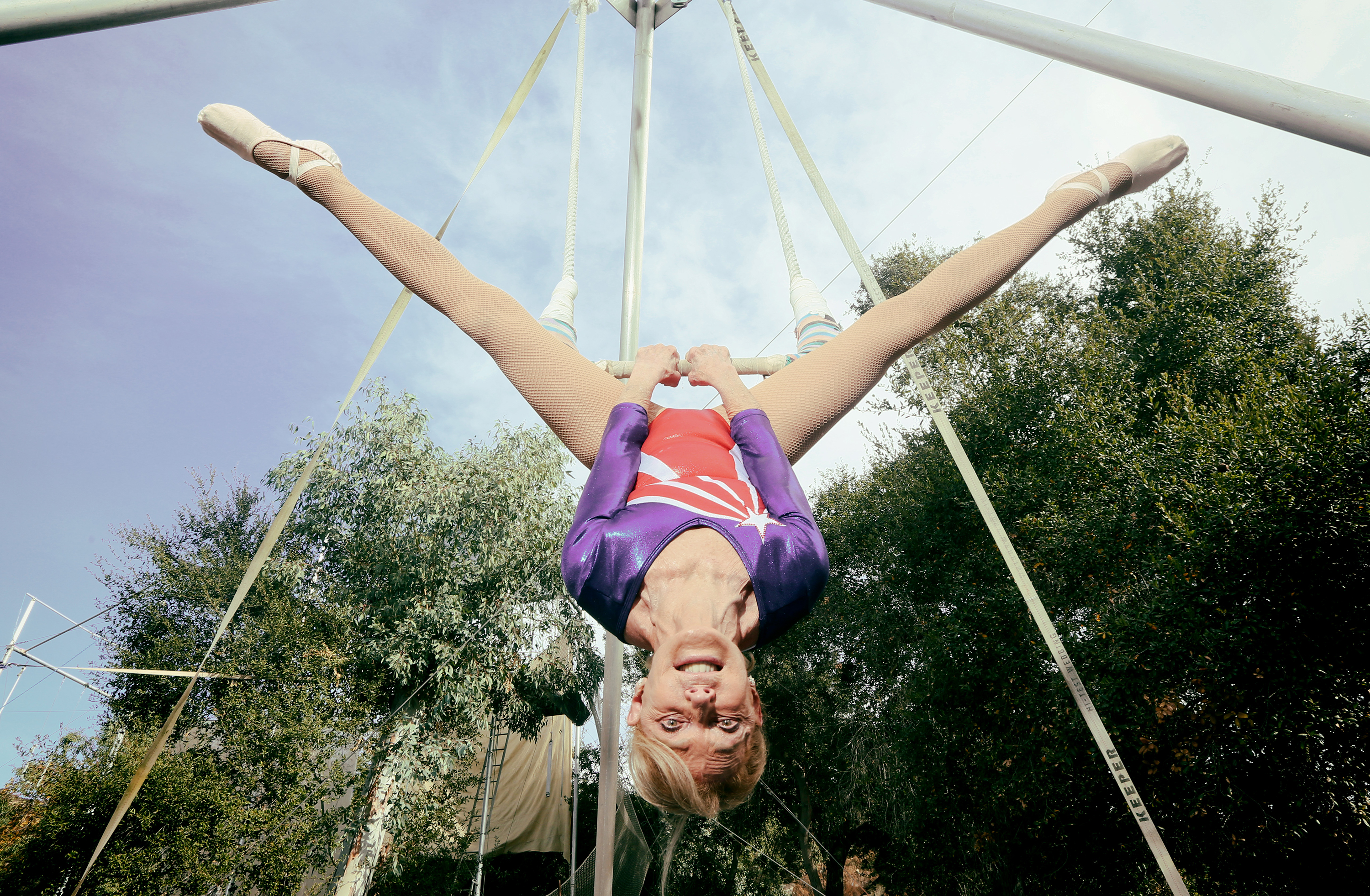 Diapositiva 14 de 30: Betty Goedhart - Oldest Trapeze Artist Photo Credit: Sandy Huffaker/Guiness Book of World Records Betty Goedhart, trapeze artist in Escondido, California on Sunday, November 19, 2017.