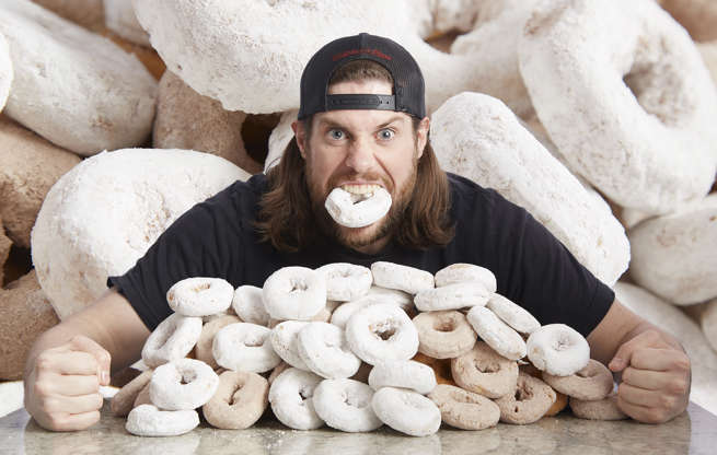 Diapositiva 15 de 30: Kevin Strahle - Most powdered doughnuts eaten in 3 mins Guinness World Records 2018 Photo Credit: Kevin Scott Ramos/Guinness World Records