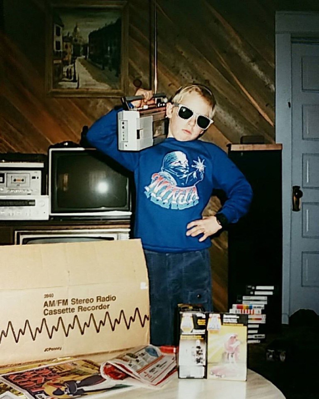 Diapositiva 32 de 101: With records rapidly being replaced by cassettes, music became instantly more portable in the 1980s. And with the advent of the boombox, you could bring your favorite music anywhere you wentâ??preferably sharing it with everyone around you while perching the machine between your neck and shoulder.Image via Instagram/@katmathis418