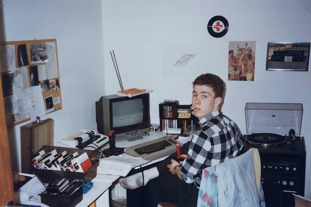 Diapositiva 40 de 101: IBM introduced its first personal computer, the IBM PC, in 1981. While it would be at least a decade before everyone had a computer, if you had a Commodore 64 in the early 80â??s, you were a real gamer.