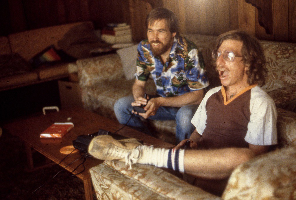 Diapositiva 42 de 101: Of course, Pong wasnâ??t the only video game that occupied hours of your time after school. You were equally addicted to the thrill of outrunning those pesky ghosts in Pac-Man, too.