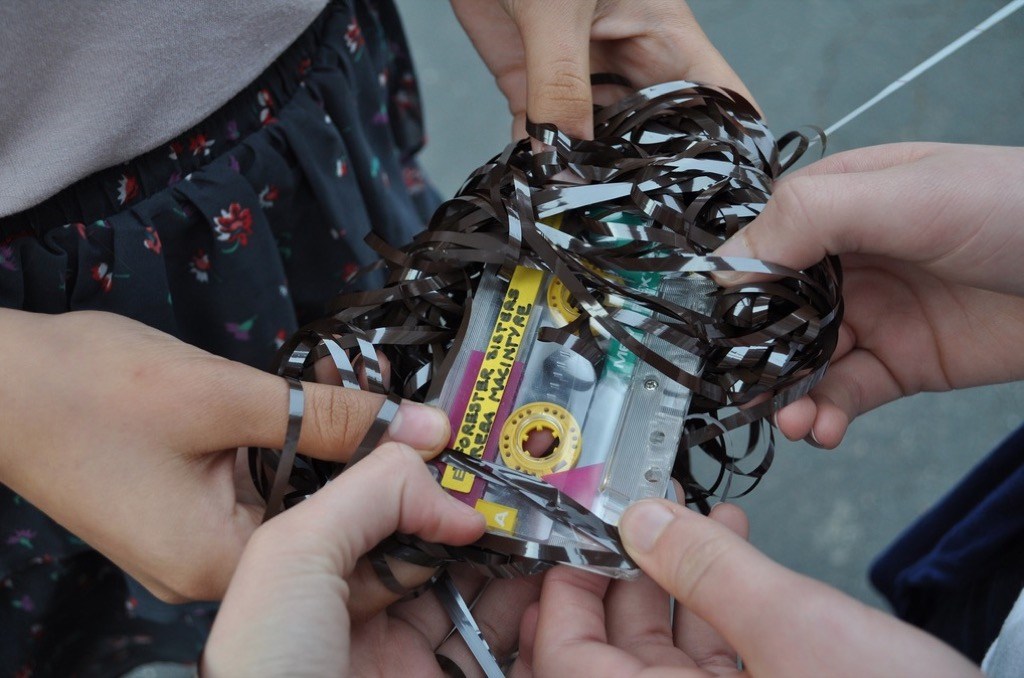 Diapositiva 13 de 101: Try to imagine your Spotify account breaking. Now, take that feeling of despondency and multiply it by a thousand. Then youâ??ll know what it truly feels like to literally hold the remains of your broken Alanis Morrisette mix in your hands.