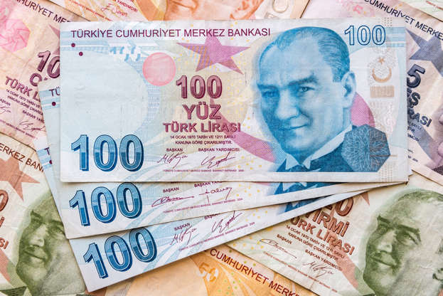 Slayt 6/65: Photo of Turkish Lira bank notes in denominations of 100 lira bills, 50 lira bills, 20 lira bills, 10 lira bills, and 5 lira bills. Turkey's economy has been hit by high inflation and persistent currency devaluation against the US dollar, the Euro and the British Pound. Photo taken 16 August 2018. (Photo by Diego Cupolo/NurPhoto via Getty Images)