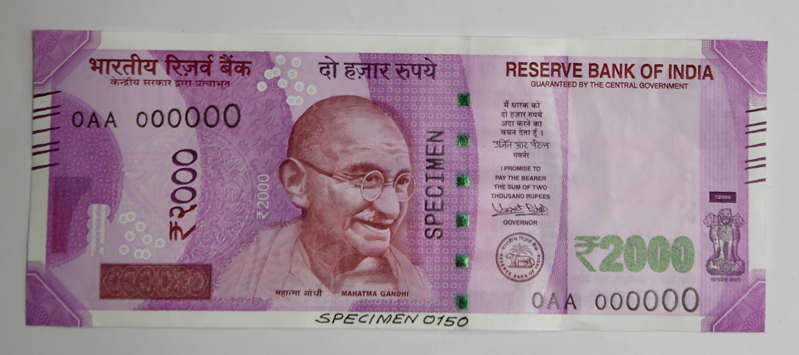 Slayt 8/65: A sample of the new 2000 INR note is displayed at the Reserve Bank of India (RBI) headquarters in Mumbai on November 9, 2016. 
India's government tried to quell the panic November 9 caused by a bombshell decision to withdraw 500 and 1,000 rupee notes from circulation after cash machines ran dry and shares slid. A day after Prime Minister Narendra Modi announced the notes would no longer be legal tender in a blitz against 'black money', his finance minister said replacement 500 and 2,000 rupee bills would be available from November 10 and only tax dodgers stood to lose out from the move. / AFP / PUNIT PARANJPE        (Photo credit should read PUNIT PARANJPE/AFP/Getty Images)
