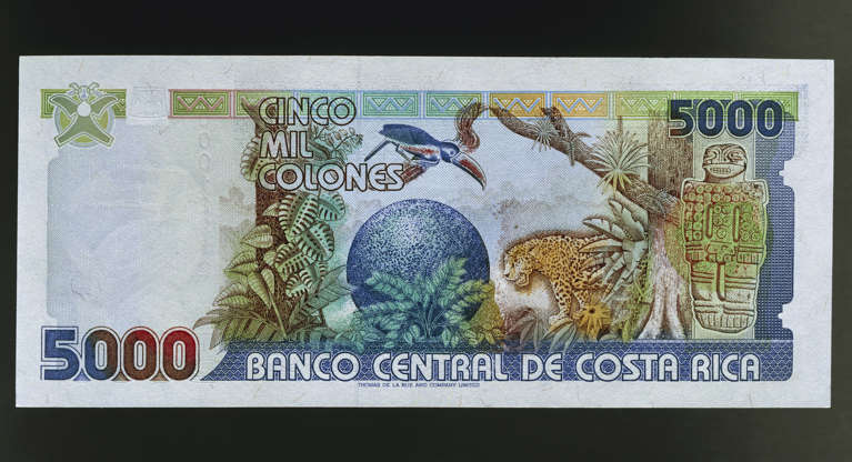 Slayt 18/65: COSTA RICA - JUNE 15: 5000 colones banknote, 1991, reverse, Toucan, Leopard and Pre-Columbian sculpture tradizionale. Costa Rica, 20th century. (Photo by DeAgostini/Getty Images)