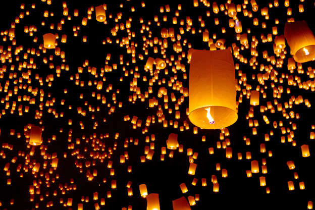 Hot air fire lantern closeup at Yee Peng festival - Daniel Osterkamp/Getty Images Slide 14 de 24: Picture of numerous hot air lanterns in sky floating away at Yee Peng or Yi Peng Festival in Chiang Mai Province in Chiang Mai, Thailand.The picture details one fire lantern closeup and several in background.