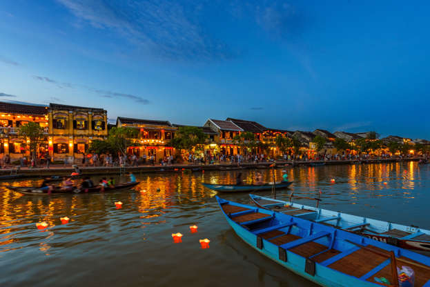 Sunset falls at Thu Bon river, Hoi An, Vietnam - Phung Huynh Vu Qui/Getty Images Slide 11 de 24: Sunset falls at Thu Bon river, Hoi An, Vietnam