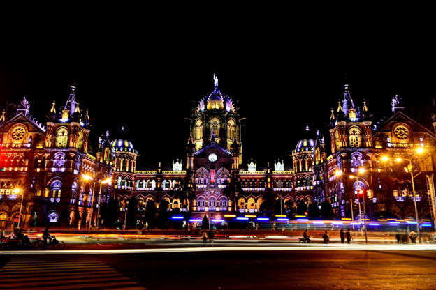 Illuminated Chhatrapati Shivaji Terminus At Night - Aakash Aditya/EyeEm/Getty Images Slide 12 de 24