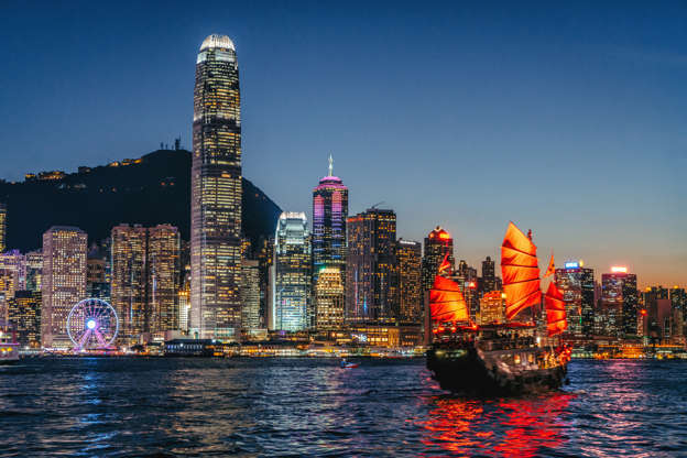 Cityscape Hong Kong and Junkboat at Twilight - Nikada/Getty Images Slide 21 de 24: Junkboat of Hong Kong at Night