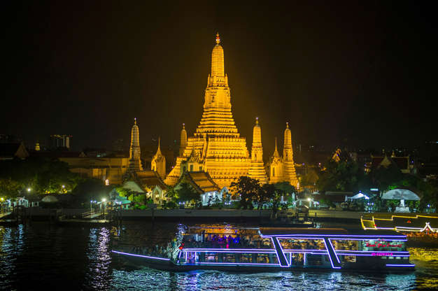 THAILAND-CLIMATE-EARTH HOUR - Romeo Gacad/AFP/Getty Images Slide 8 de 24: A tourist boat passes the glowing Wat Arun, a major Buddhist temple and landmark on March 24, 2018 as many landmarks in Thailand participate in the global Earth Hour campaign. (Photo by Romeo GACAD / AFP) (Photo credit should read ROMEO GACAD/AFP/Getty Images)