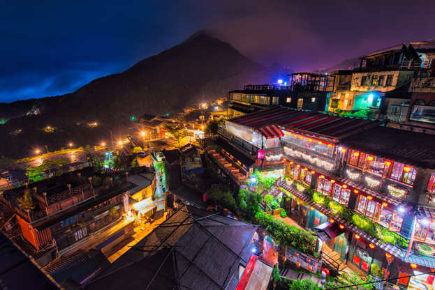 Night scene, Jiufen(Chiufen) Old Street - Photos by Tai GinDa/Getty Images Slide 4 de 24: Night scene, Jiufen(Chiufen) Old Street