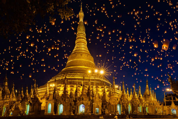 Shwedagon pagoda - pat138241/Getty Images Slide 18 de 24: Shwedagon pagoda with larntern in the sky, Yangon Myanmar