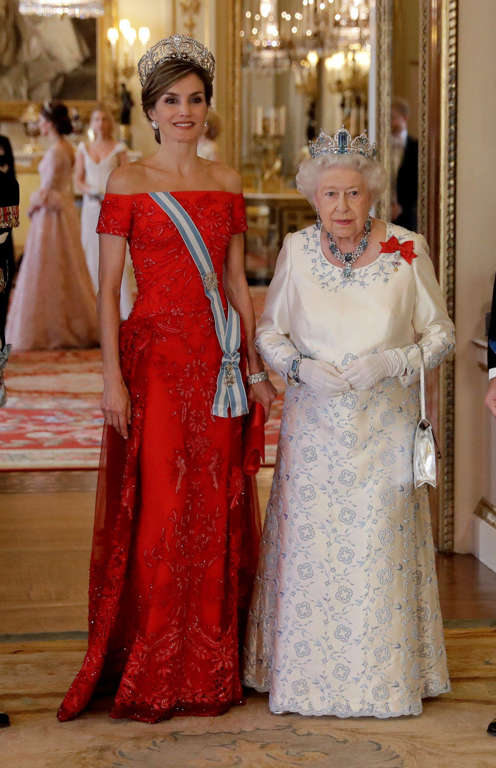 Diapositiva 47 de 79: Bien. Con este vestidazo de Felipe Varela se medía Letizia con Isabel II. 