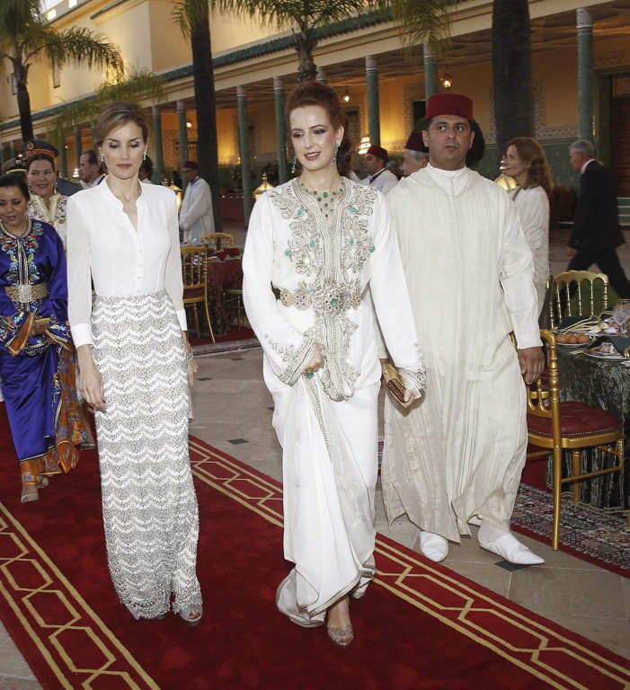 Diapositiva 73 de 79: Bien. En su primer viaje a Marruecos tras la proclamación del reinado de Felipe VI con una falda bordada en metal de Felipe Varela, blusa blanca de seda y plataformas de Magrit. 