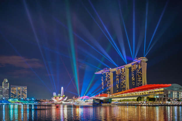 Marina bay light show - coolbiere photograph/Getty Images Slide 17 de 24: Marina bay light show from the south side of Singapore.