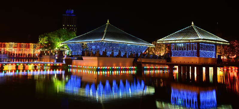 Colombo at night on Vesak Day - erandalx/Getty Images Slide 23 de 24: Colombo bere lake at night on Vesak Day