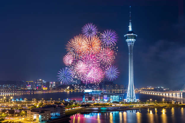 Macau colourful fireworks over the bay - coolbiere photograph/Getty Images Slide 10 de 24: Macau colourful fireworks over the bay