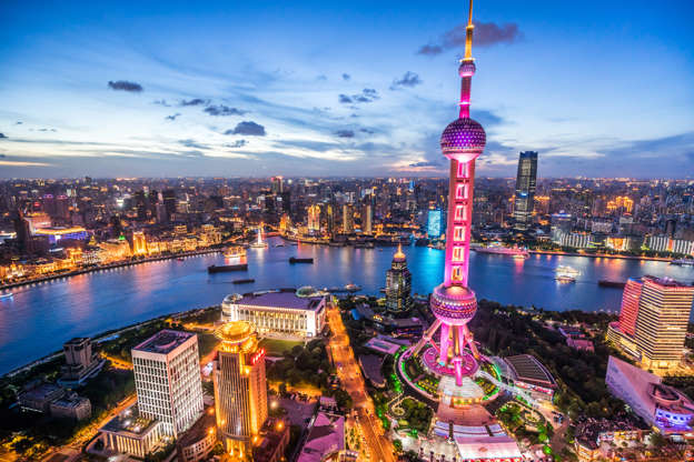 Shanghai Skyline at Dusk - Yongyuan Dai/Getty Images Slide 6 de 24: View of the splendid night view of downtown Shanghai.