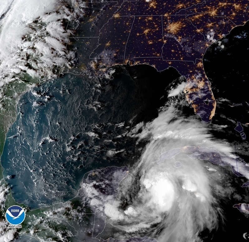 美国国家海洋和大气管理局提供的这张卫星图像显示了热带风暴迈克尔的视图，右下角，朝着佛罗里达州的狭长地带进行翻腾，于2018年10月7日星期日，美国东部时间下午6:52。 （NOAA通过AP）