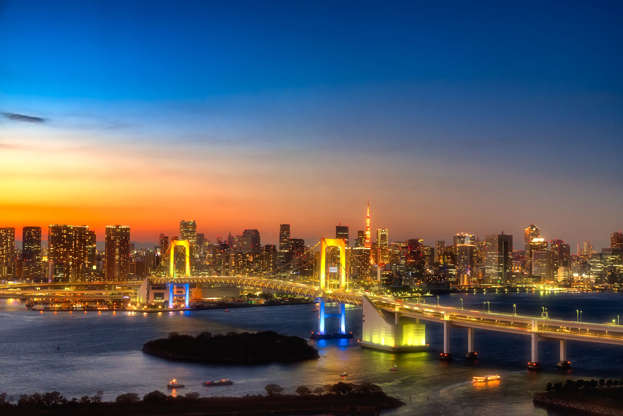 Tokyo, Japan - segawa7/Shutterstock Slide 9 de 24: Tokyo skyline with Tokyo tower and rainbow bridge. Tokyo, Japan.