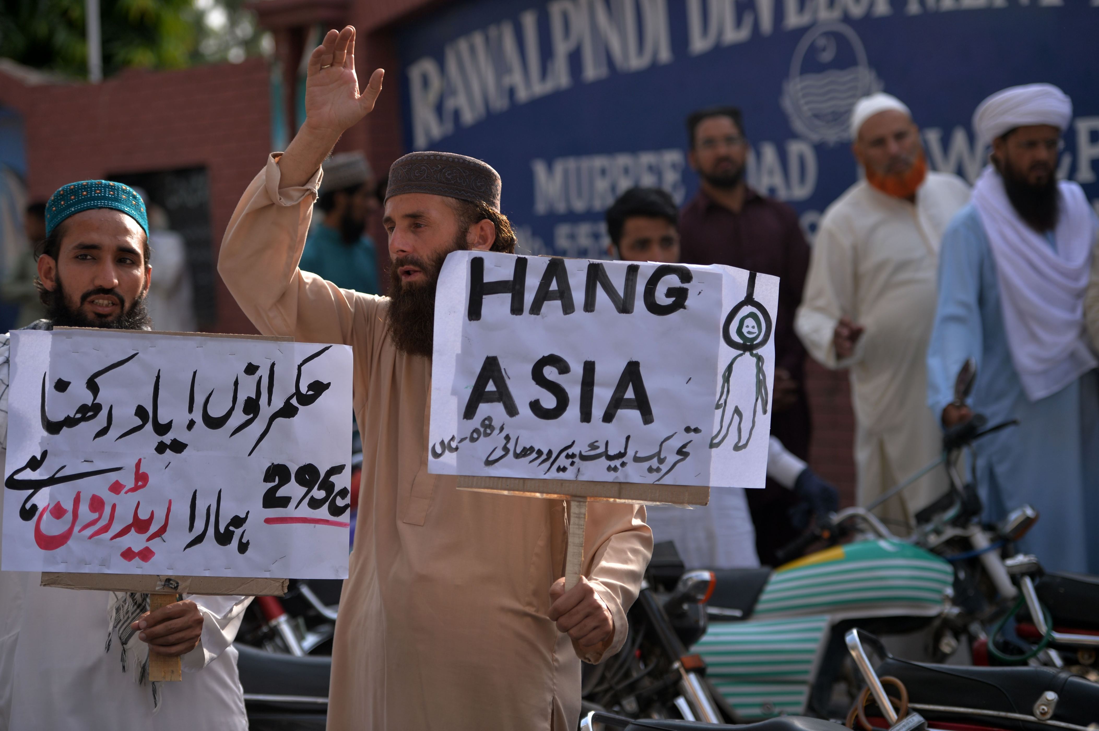 Supporters of Tehreek-e-Labaik Pakistan (TLP), a hardline religious political party hold placards as they chant slogans during a protest in Rawalpindi on October 12, 2018, demanding for hanging to a blasphemy convict Christian woman Asia Bibi, who is on death row. - Religious hardliners in Pakistan on October 10 threatened judges and announced protests as the country awaits a Supreme Court ruling on the fate of a Christian woman who faces becoming the first person to be executed for blasphemy. (Photo by AAMIR QURESHI / AFP) (Photo credit should read AAMIR QURESHI/AFP/Getty Images)