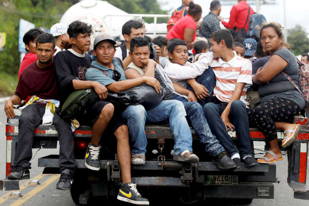 第2页，共12页：洪都拉斯移民是一辆试图抵达美国的大篷车的一部分，她在2018年10月17日在危地马拉Zacapa旅行的一段新路上被看到卡车。