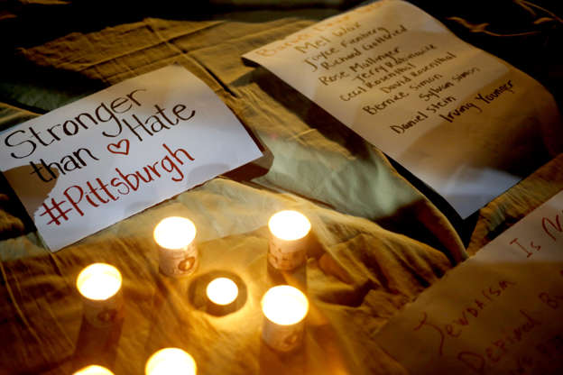 幻灯片3：49：匹兹堡犹太教堂致命射击受害者的名字放在以色列特拉维夫的蜡烛旁边，2018年10月28日星期日。