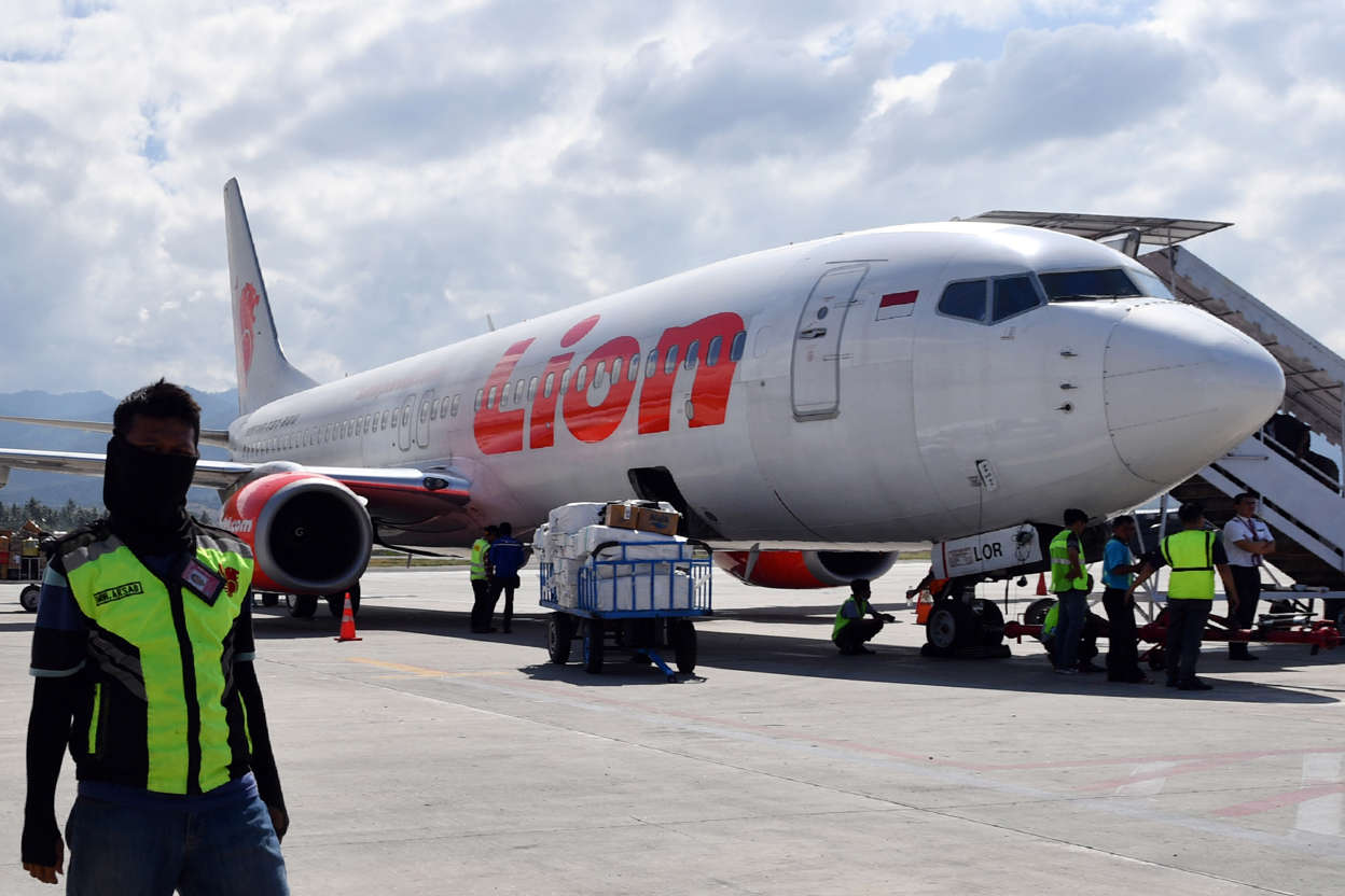 This photo taken on October 10, 2018 shows a Lion Air Boeing 737-800 aircraft at the Mutiara Sis Al Jufri airport in Palu. - An Indonesian Lion Air passenger plane went missing on October 29, 2018 shortly after taking off from the capital Jakarta, an aviation authority official said, adding that a search and rescue operation is under way. (Photo by ADEK BERRY / AFP)        (Photo credit should read ADEK BERRY/AFP/Getty Images)