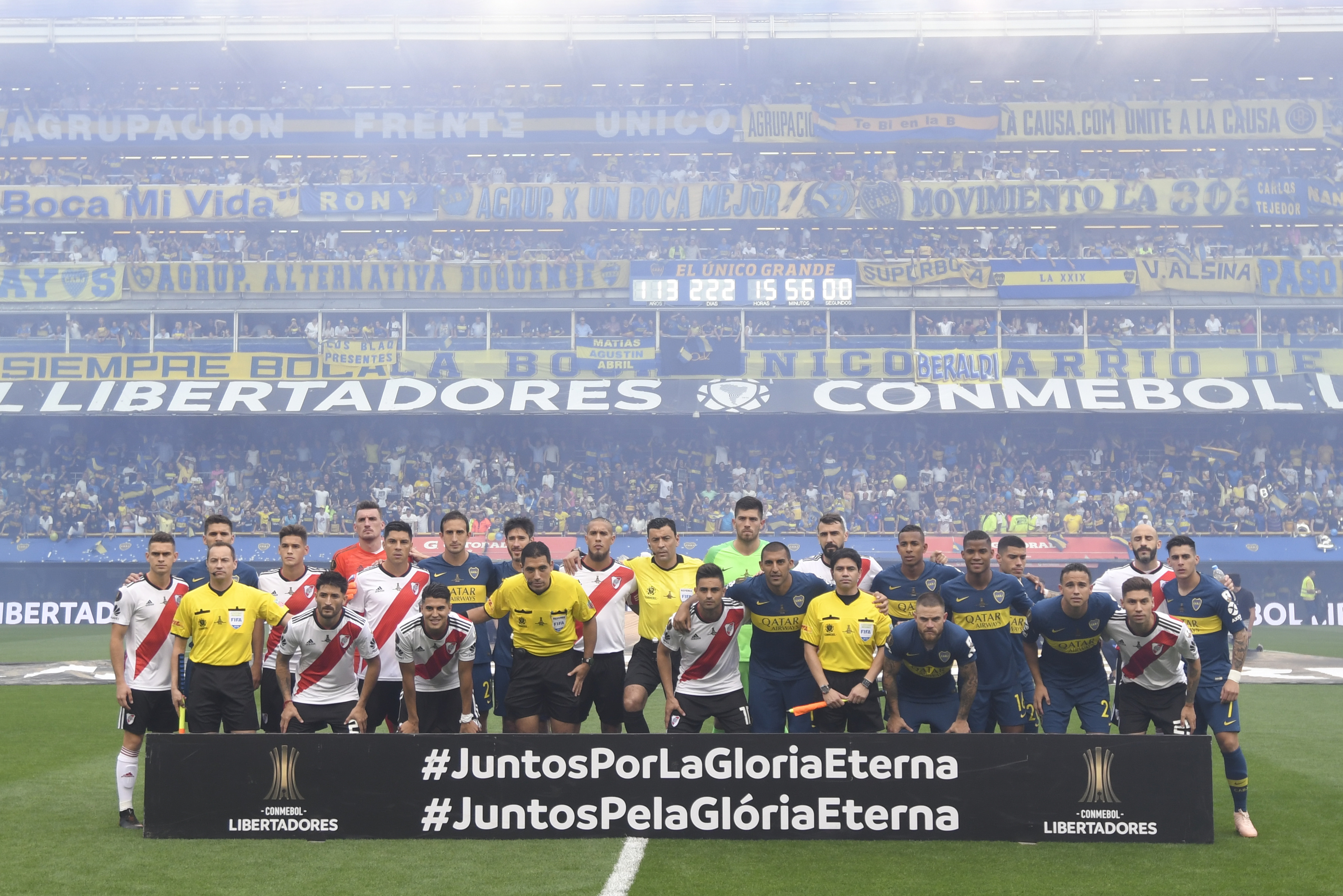 BUENOS AIRES, ARGENTINA - NOVEMBER 11: Players of River Plate and Boca Juniors pose prior the first leg match between Boca Juniors and River Plate as part of the Finals of Copa CONMEBOL Libertadores 2018 at Estadio Alberto J. Armando on November 11, 2018 in Buenos Aires, Argentina. The match was due to be played on November 10th and was rescheduled due to heavy storms in Buenos Aires.  (Photo by Jam Media/Getty Images)