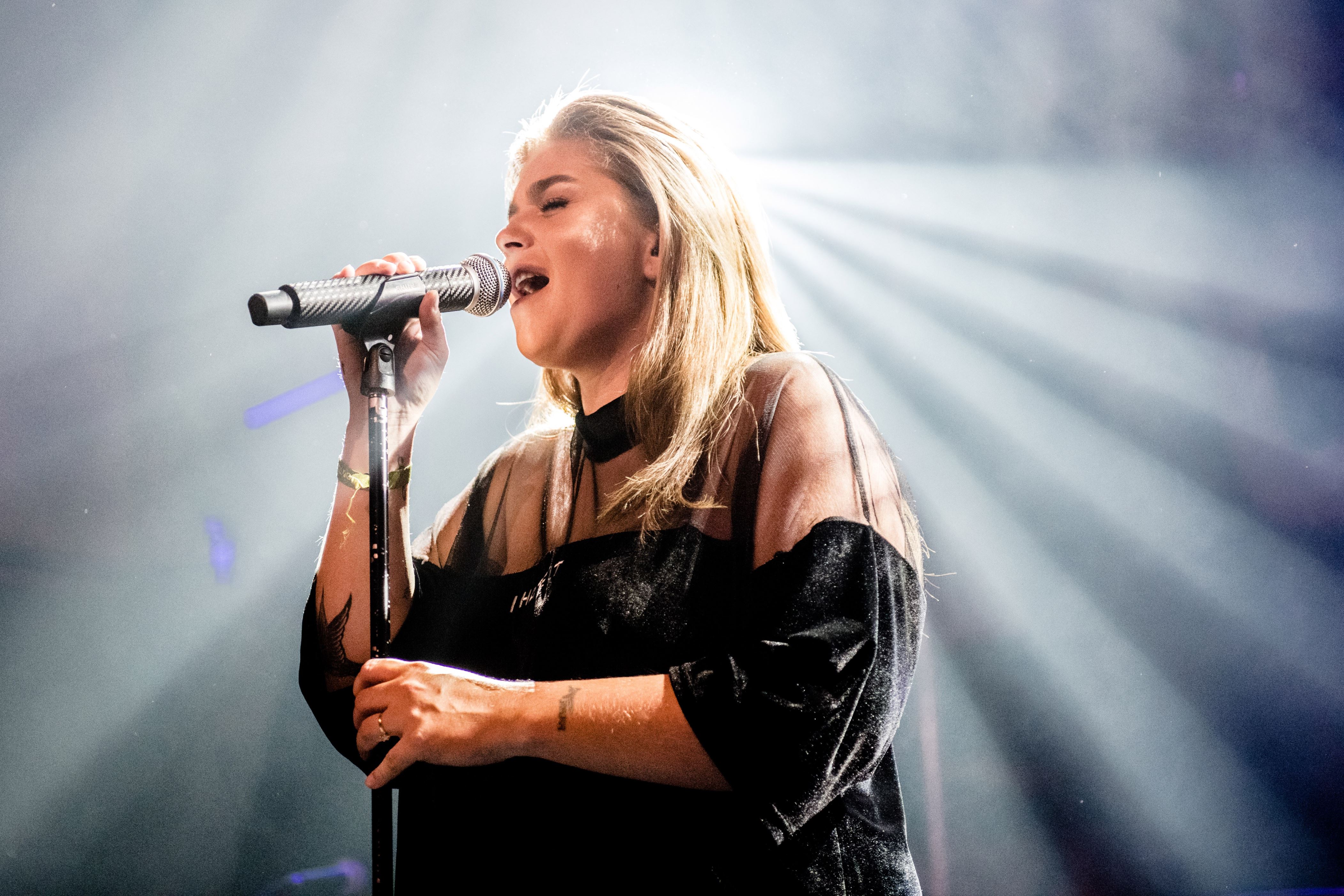 Roxeanne Hazes Doet Schokkende Onthulling Uit Verleden