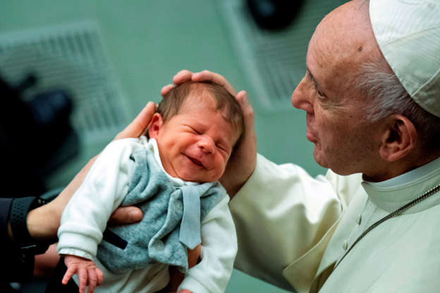 幻灯片1的50：教皇弗朗西斯（R）在2018年12月1日在梵蒂冈的保罗六世大厅与莫尔费塔和乌真托教区的成员一起观看了一个婴儿。（照片由Tiziana FABI / AFP提供）（照片信用证应该是TIZIANA FABI /法新社/盖蒂图片社）